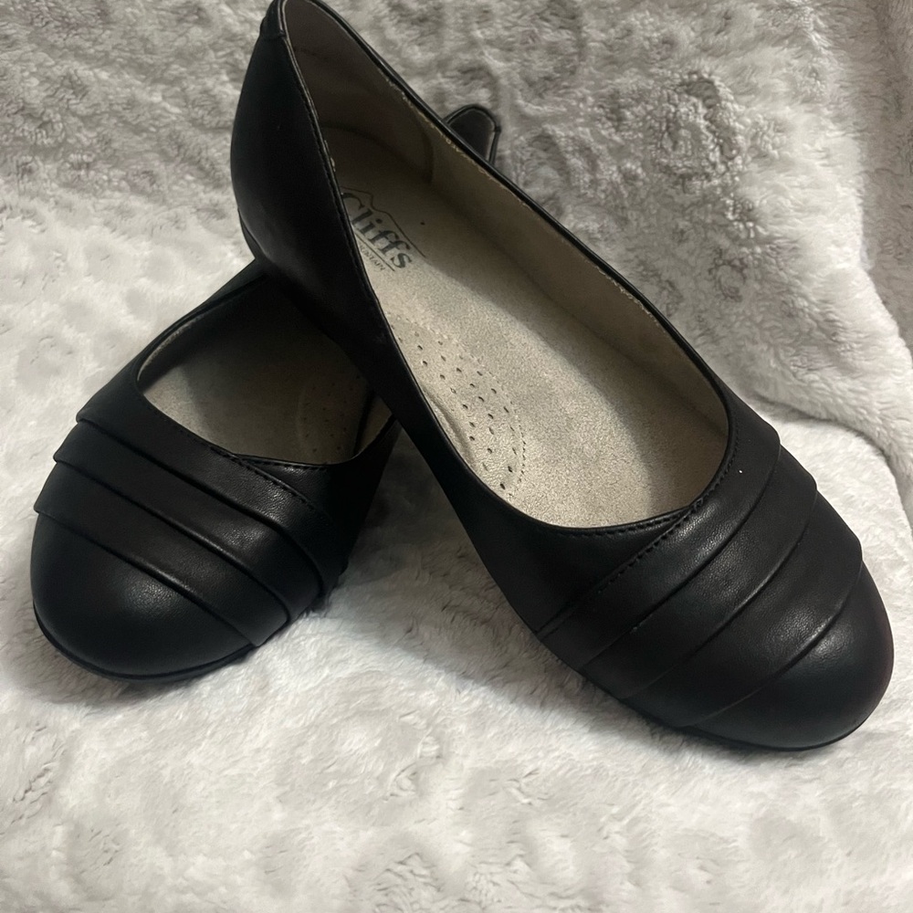 New Cliffs by WHITE MOUNTAIN Black Flats with Pleated Toe